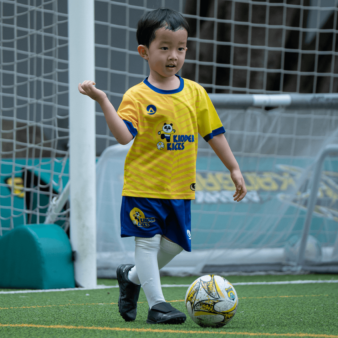 kinder_kicks_football_kid